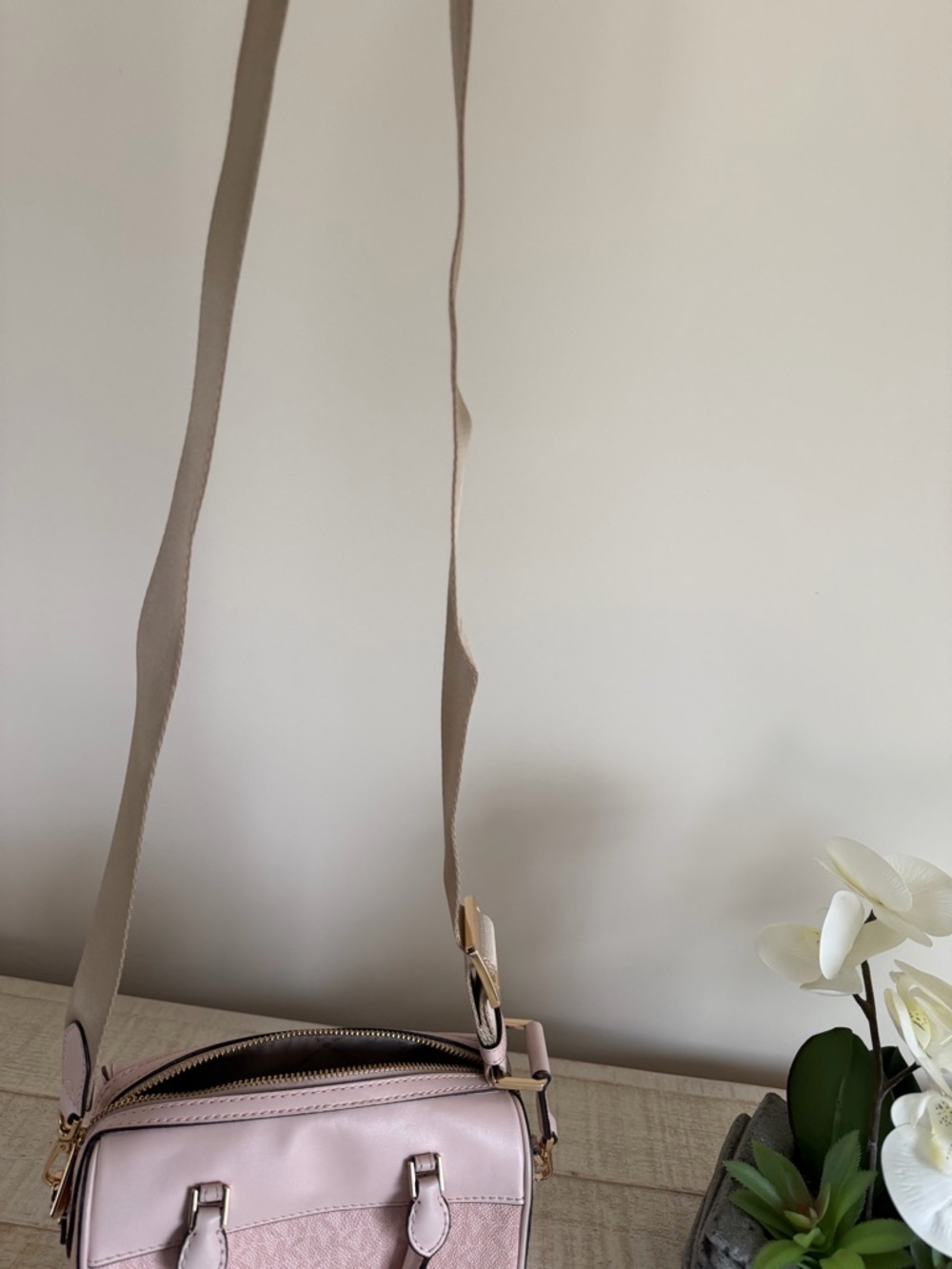 MICHAEL KORS Pale Pink Crossbody Satchel with Gold Logo Charm - Picture 7 of 7
